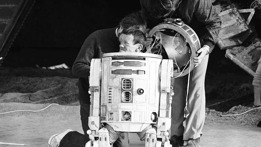 Kenny Baker como R2-D2 nas gravações do primeiro filme de Star Wars (Fonte da imagem: StarWars.com/Reprodução)