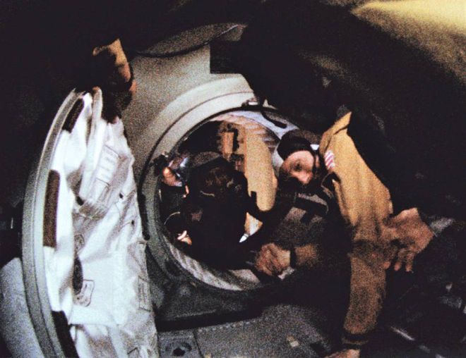 Alexei Lenov e Tom Stafford se cumprimentam (foto: NASA)