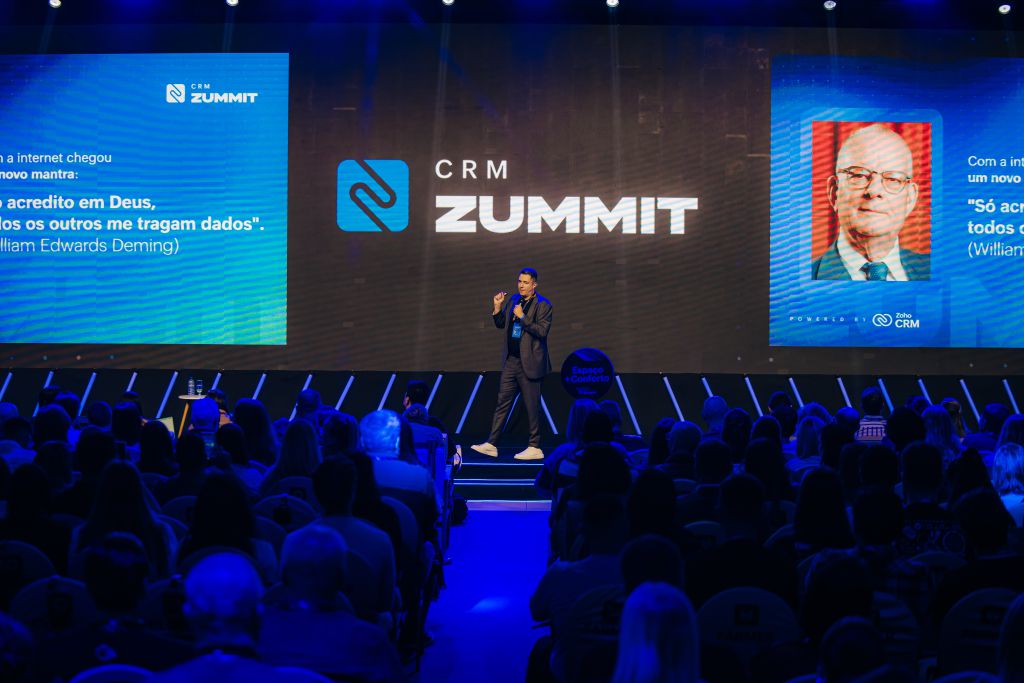 Palco do CRM Zummit com o palestrante Diego Ivo