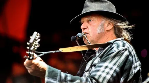 Neil Young ameaça tirar suas músicas do Spotify por negacionismo na pandemia