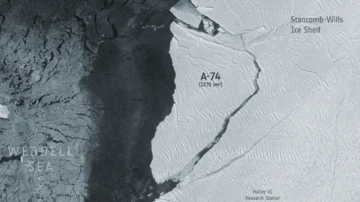 Satélite mostra iceberg gigante se soltando de plataforma de gelo na Antártida