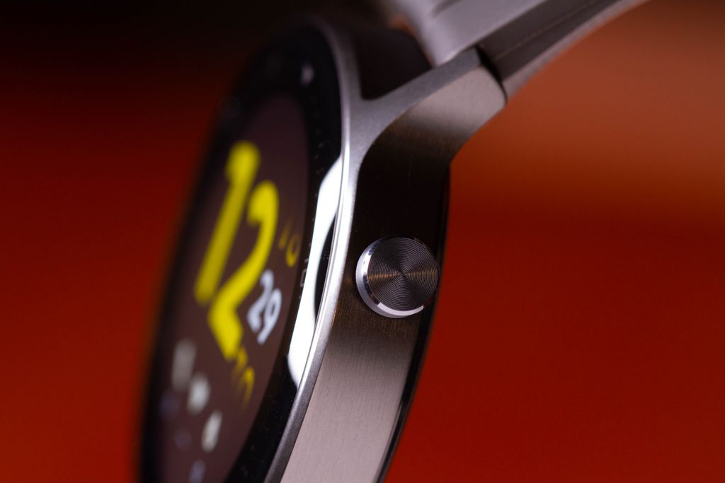 Relógio da Realme tem dois botões em sua caixa (Imagem: Ivo/Canaltech)