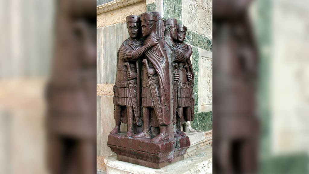 Escultura da Tetrarquia em pórfiro de Constantinopla, mostrando os quatro imperadores abraçados