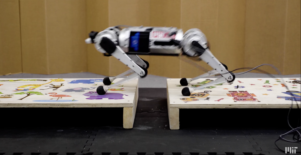 Robô saltando falhas no terreno (Imagem: Reprodução/MIT)