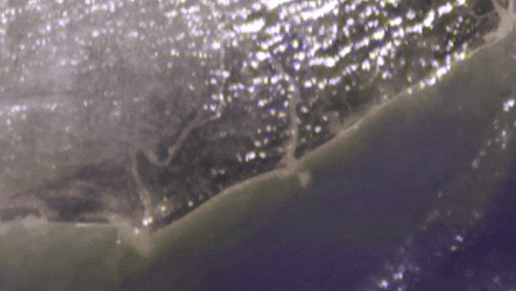 Uma sequência de imagens de satélite mostra um tsunami atingindo a costa da Índia em 2004 (Imagem: Reprodução/NASA/GSFC/LaRC/JPL)
