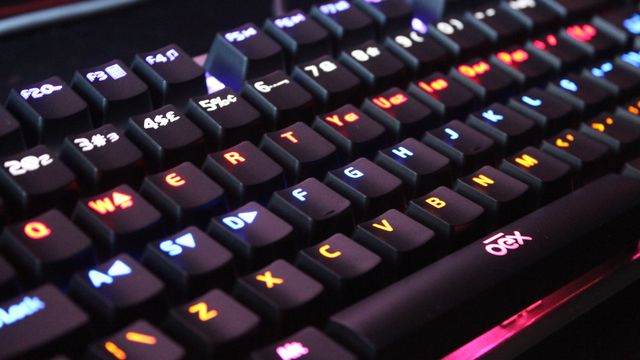 OEX Bionic Reloaded é teclado gamer com robustez, macros e preço baixo