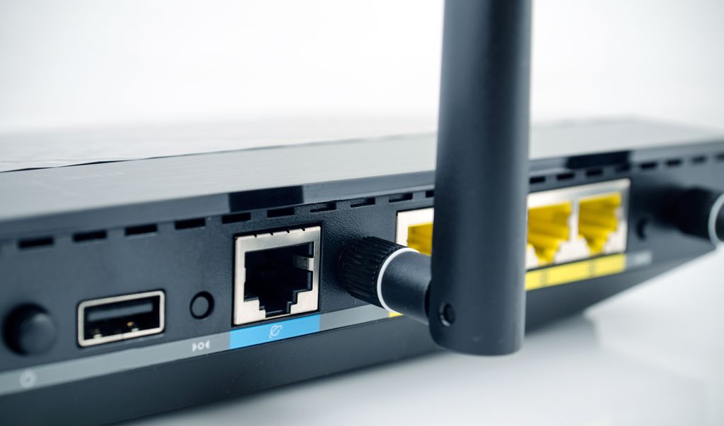 Os roteadores são responsáveis por fazer a ponta entre a LAN e a internet. Modelos modernos também incorporam algumas funções de segurança e fazem as vezes de switch