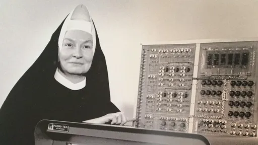 Mulheres Históricas: Irmã Mary Kenneth Keller, pioneira na ciência da computação