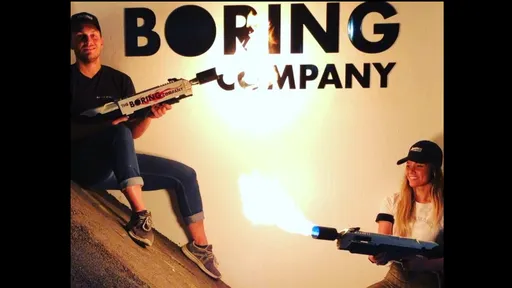 Elon Musk comemora a pré-venda dos lança-chamas da Boring Company no Twitter