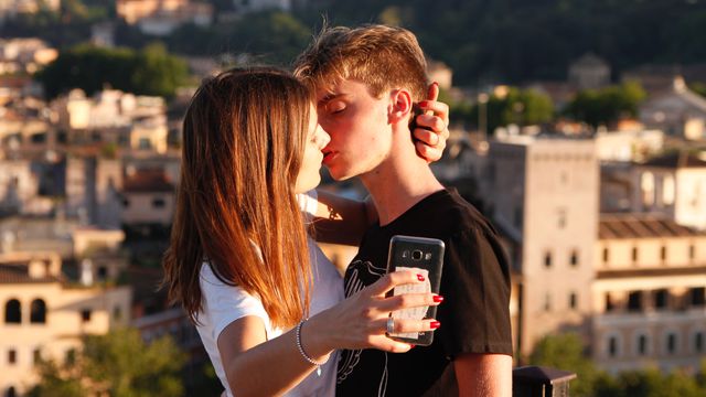 Como a era digital impactou os relacionamentos amorosos