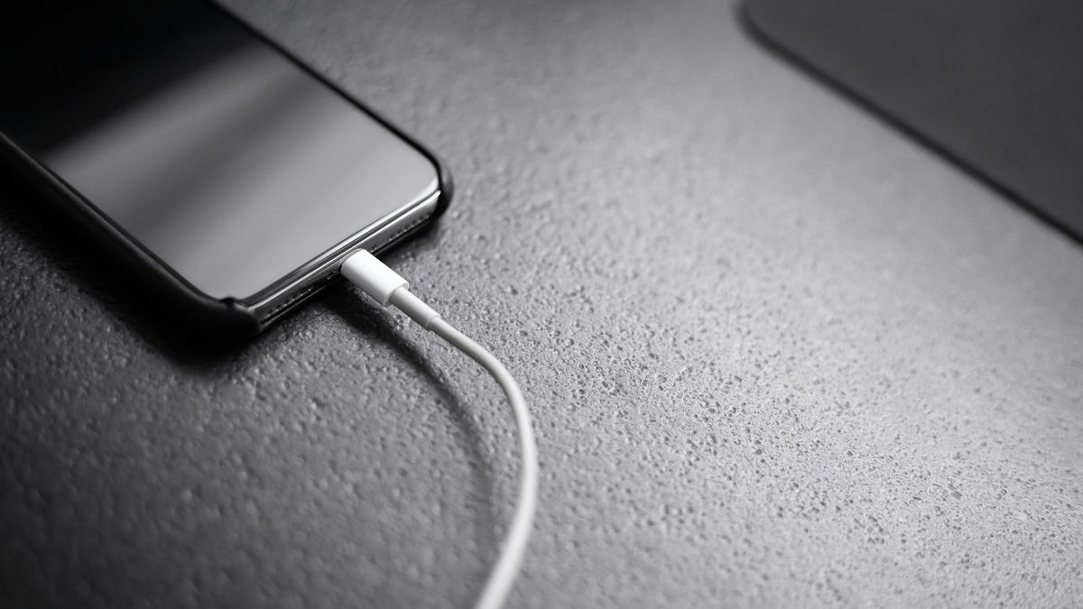 É FALSO que carregar celular durante a noite vicie bateria — mas evite; entenda