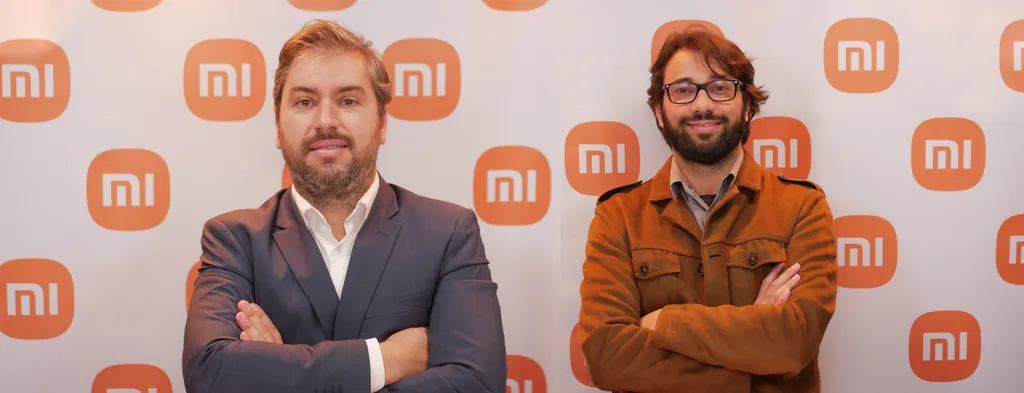 Luciano Neto (à esquerda) e Thiago Araripe (à direita) comentam lançamento da linha Redmi Note 12 no Brasil (Imagem: Divulgação/Xiaomi)