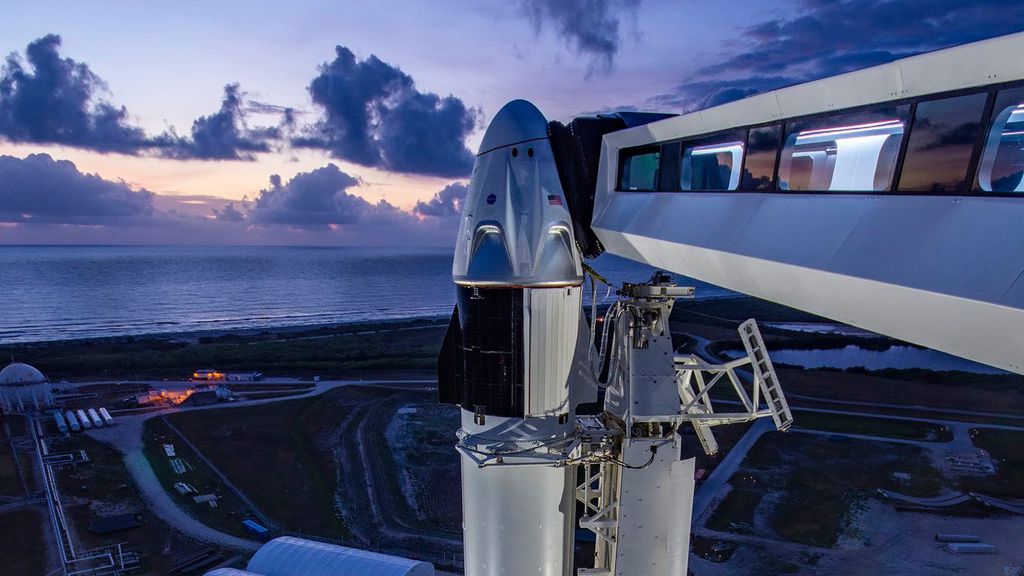 A nave Crew Dragon na ponta do foguete Falcon 9 às vésperas do lançamento da Demo-2 (Foto: SpaceX)