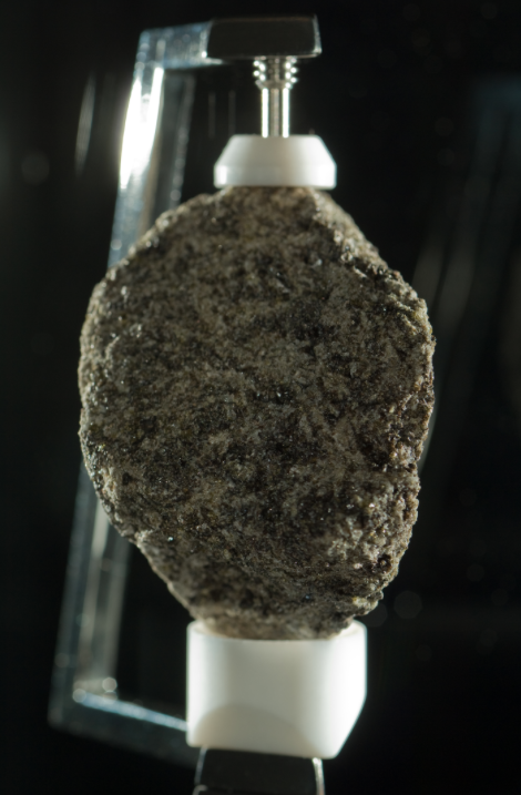 Amostra de rocha lunar que faz parte do acervo da NASA (Foto: Arizona State University, Tom Story)