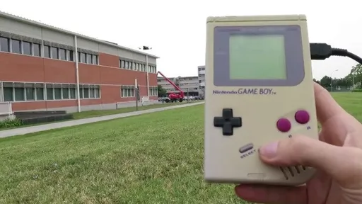 Já pensou em um usar um Game Boy para controlar um drone?