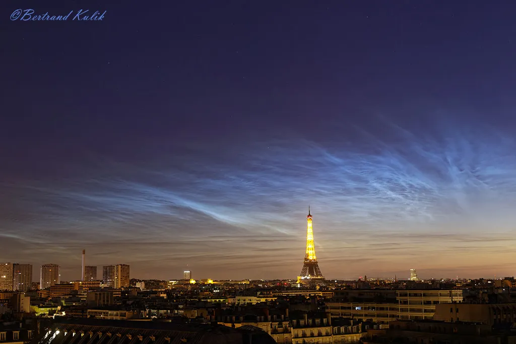 Nuvens noctilucentes, formadas por pequenos cristais de gelo (Imagem: Reprodução/Bertrand Kulik)