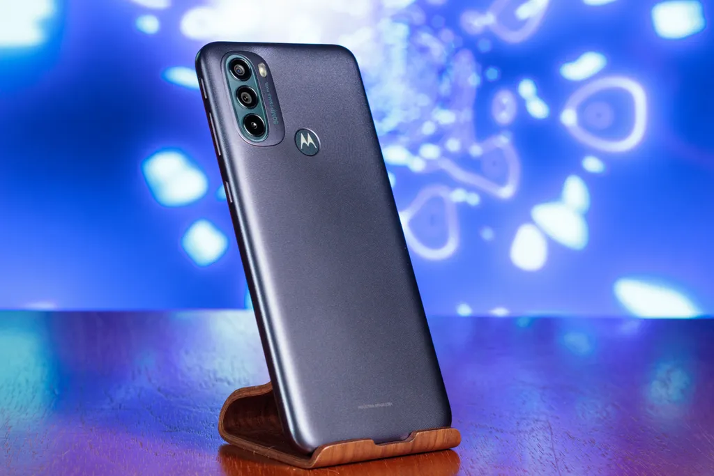 Moto G31 é um celular básico da Motorola com tela OLED (Imagem: Ivo Meneghel Jr./Canaltech)