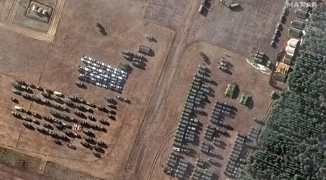Imagem de satélite de forças russas se aproximando da cidade de Mazyr, a menos de 40 km da fronteira com a Ucrânia (Imagem: Reprodução/Maxar Technologies)