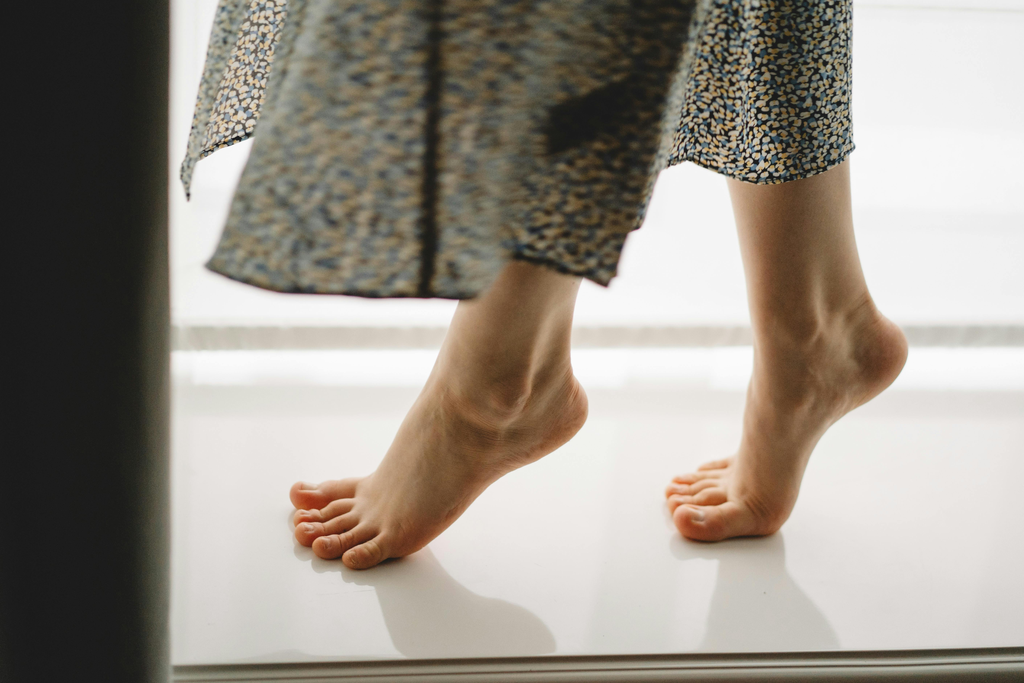 Andar na ponta dos pés é uma característica que pode indicar marcha alterada, e, caso atrapalhe na vida cotidiana, calha ser tratada (Imagem: cottonbro studio/Pexels)