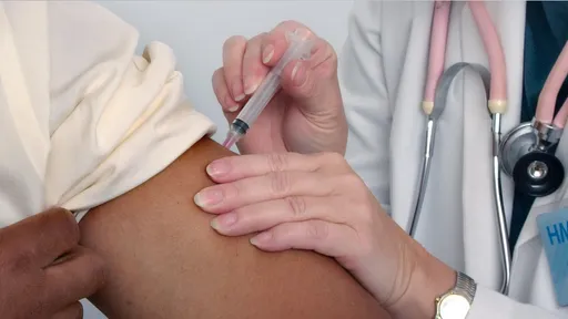 Quais efeitos colaterais as vacinas causaram nos brasileiros? Anvisa comenta