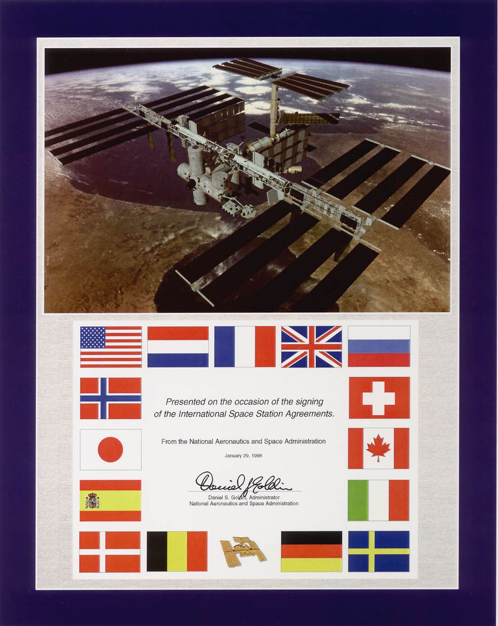 Placa comemorativa em homenagem ao Acordo Intergovernamental da Estação Espacial Internacional (Imagem: Reprodução/Domínio Público)