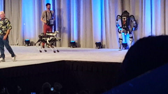 Robô cai do palco em apresentação e arranca risos da plateia