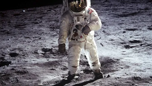 Astronauta da missão Apollo 11 mostra seu bilhete de viagem à Lua