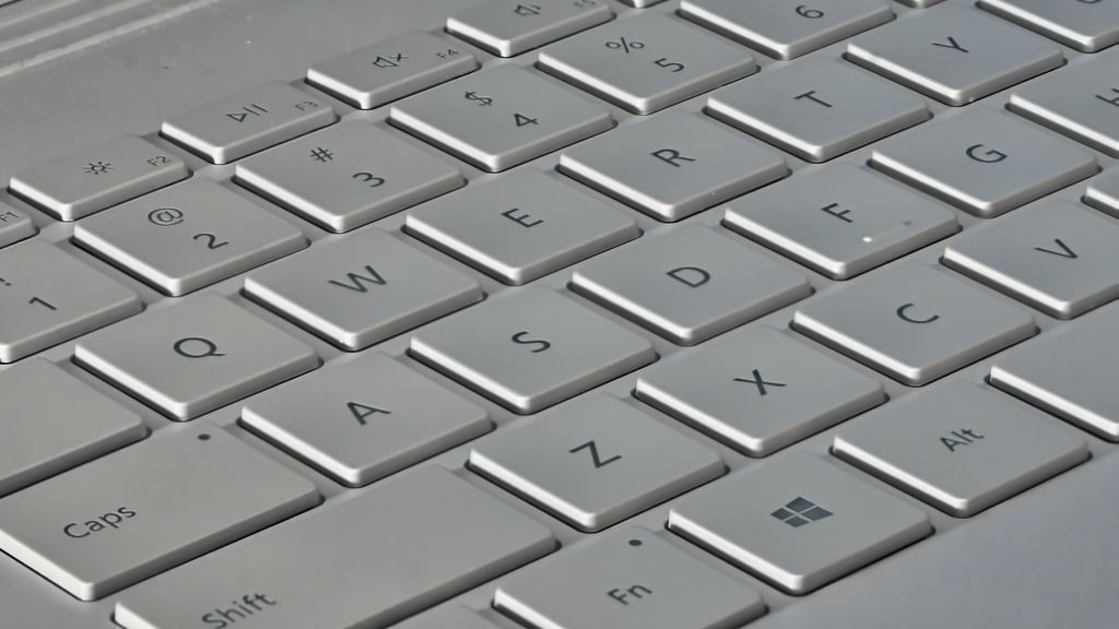 O padrão QWERTY é o layout dominante na grande maioria dos teclados, mas não é o único (Imagem: Clint Patterson/Unsplash)