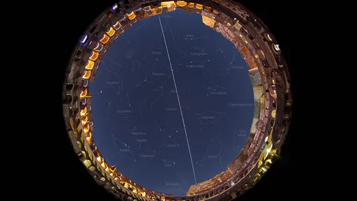 Veja a ISS passando no céu acima do monumento histórico do Coliseu