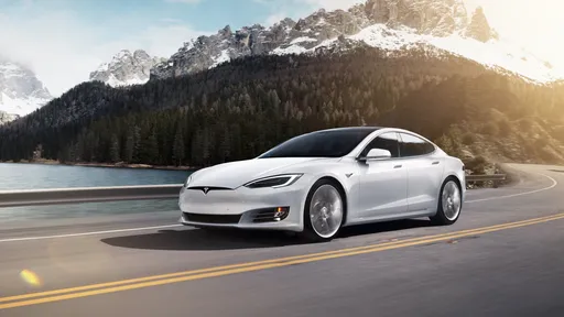 Qual a diferença entre o piloto automático e a direção automática da Tesla?