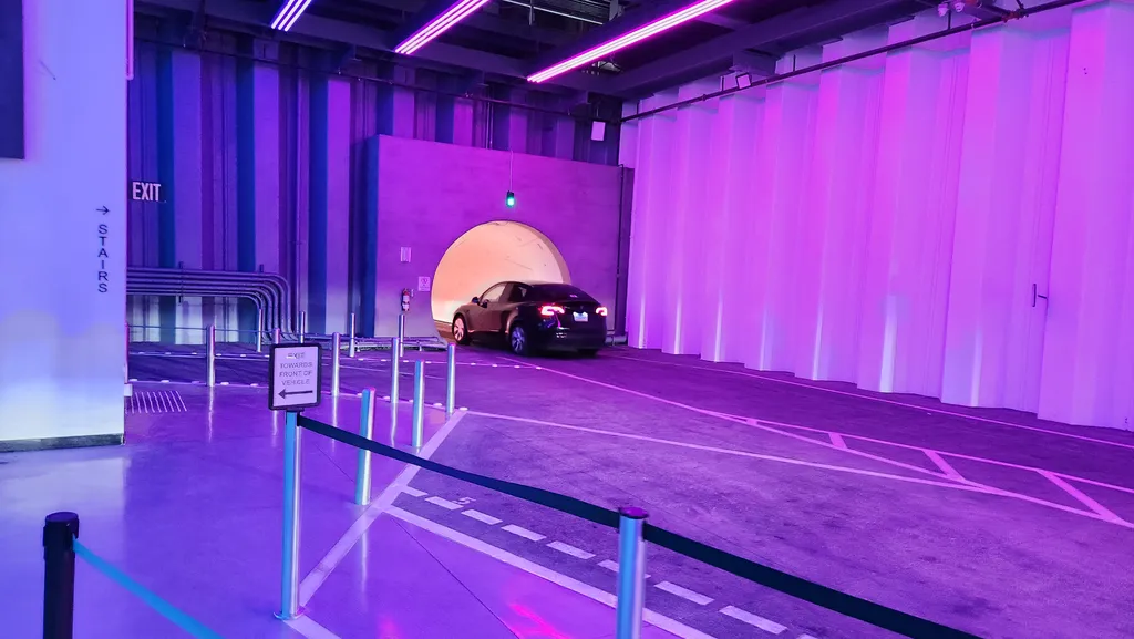 Um Tesla Model 3 entrando no Loop para levar seus passageiros (Imagem: Felipe Ribeiro/Canaltech)