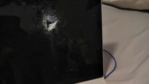 Coisa de filme: Microsoft Surface é atingido por bala perdida e salva usuário