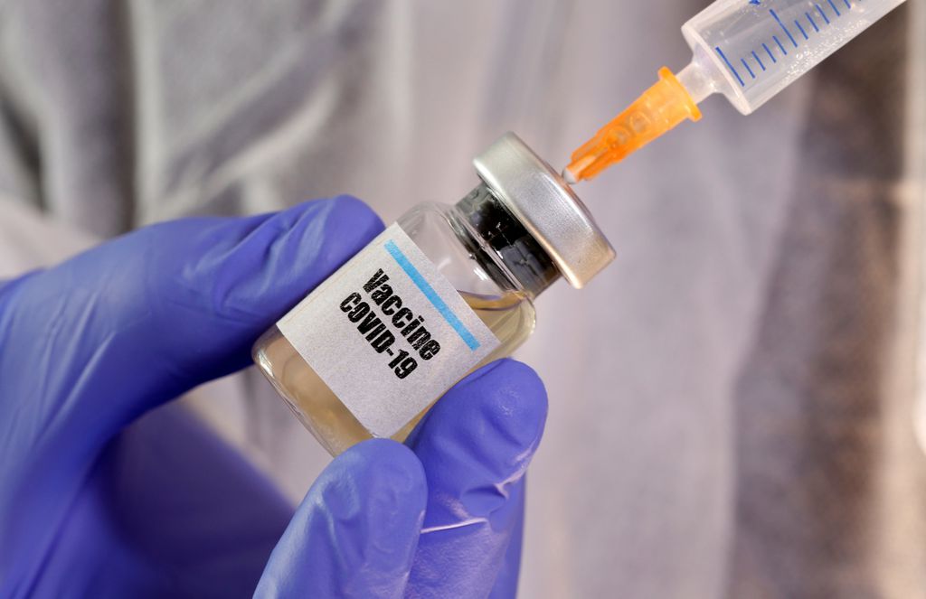 Profissionais da saúde vão testar a vacina experimental contra a COVID-19 produzida pela Universidade de Oxford, do Reino Unido