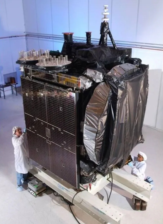 Satélite Galaxy 15 em laboratório, antes do lançamento (Imagem: Reprodução/Orbital Sciences)