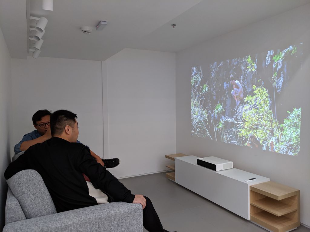 Ára disponibilizada para demonstração do projetor da Xiaomi simula sala de estar. (Foto: Wellington Arruda/Canaltech)