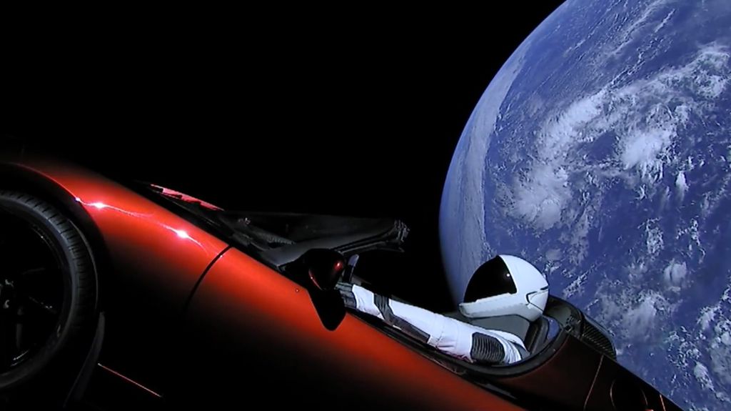 Starman em seu Tesla Roadster ainda na órbita da Terra, logo após o lançamento