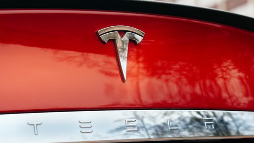 Ex-funcionário admite roubo de código do piloto automático de carros da Tesla