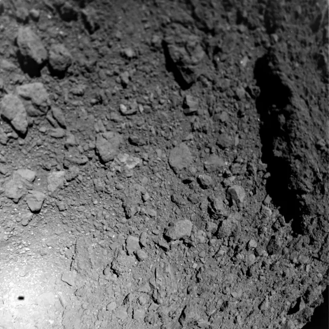 Detalhe da superfície do asteroide fotografado pela sonda Hayabusa2 (Imagem: Reprodução/JAXA/Jaumann)