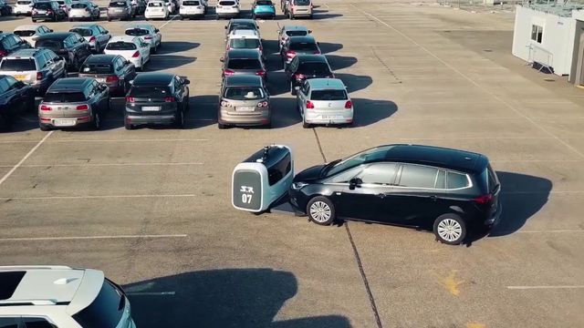 Startup revela robô inteligente que estaciona carros em aeroporto 