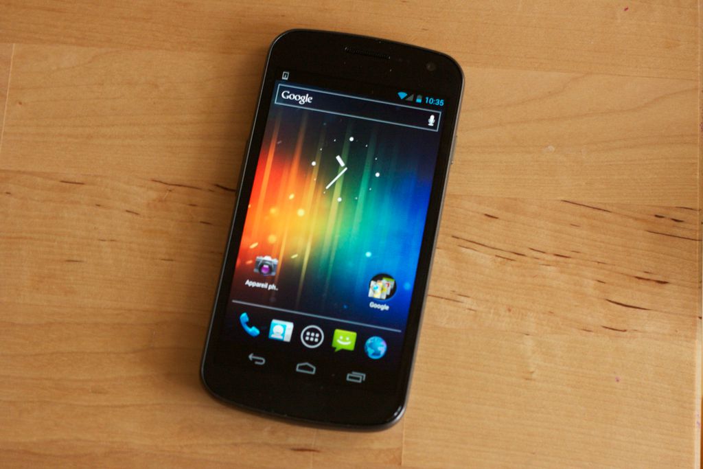 Outro fabricado pela Samsung, o Galaxy Nexus vinha com tela enorme e suporte a captura de vídeos em Full HD