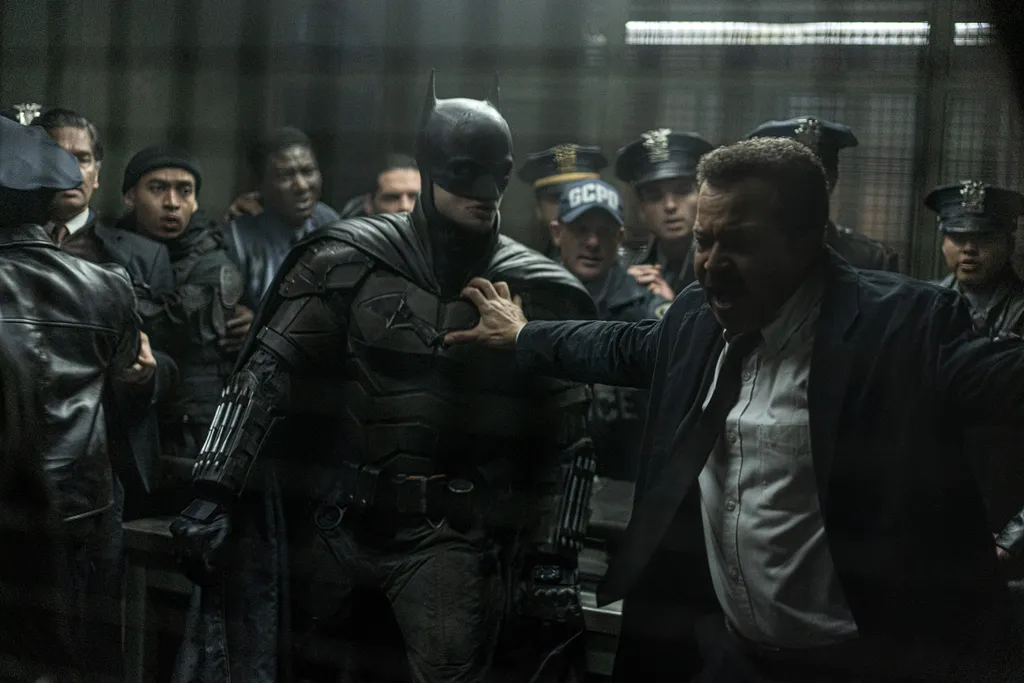 A desconfiança de Gotham em um maluco vestido de morcego é bastante razoável (Imagem: Divulgação/Warner Bros.)