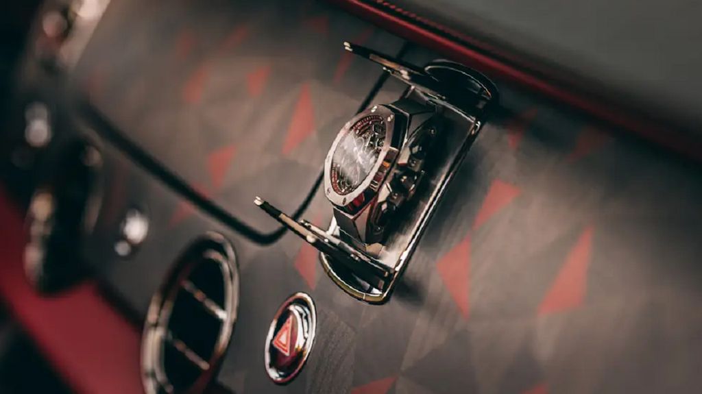 Relógio feito sob encomenda fica incrustrado no painel, mas pode ser retirado e usado no pulso (Imagem: Divulgação/Rolls-Royce)