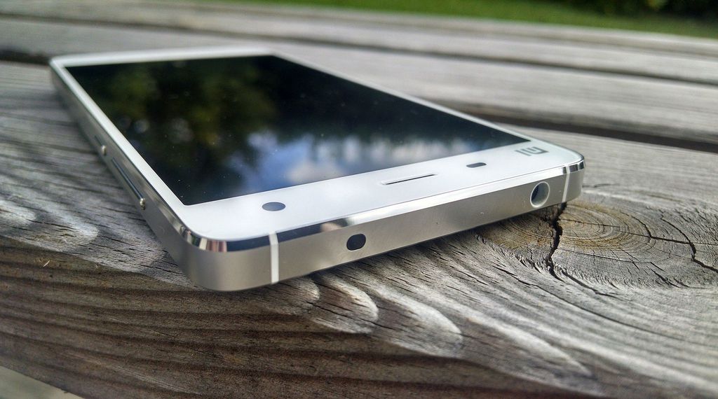Com visual mais refinado e Snapdragon 801, o Xiaomi Mi 4 chegou em julho de 2014 (Imagem: Thomas Nilsson/Flickr)