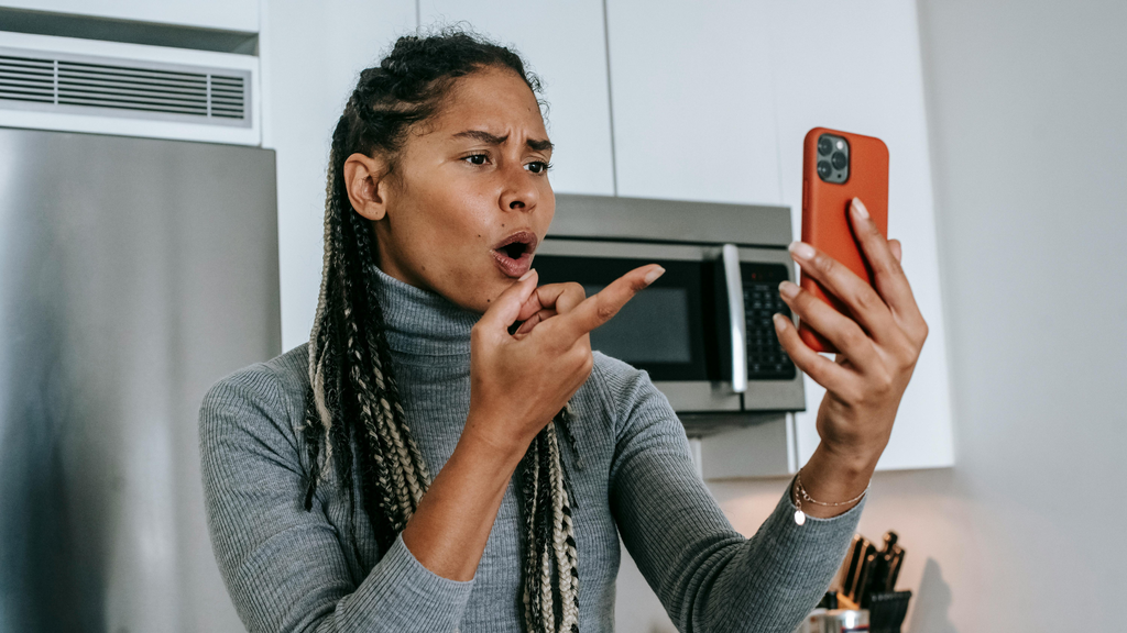 pessoa brava no celular