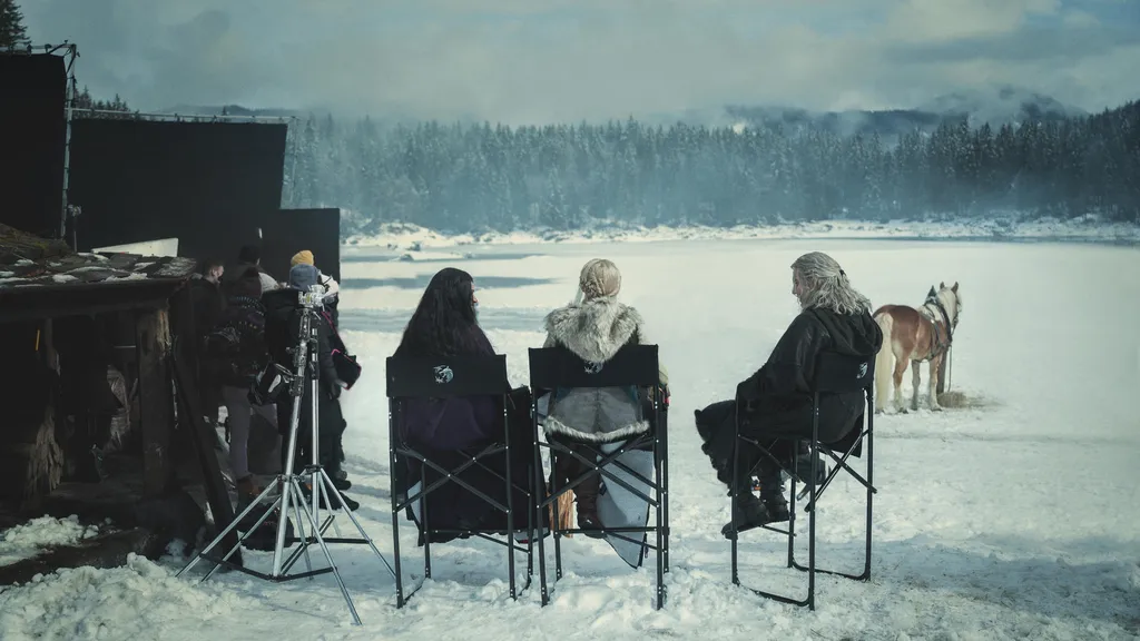 Todo mundo tranquilo e passando frio antes de as coisas pegarem fogo na série (Imagem: Divulgação/Netflix)