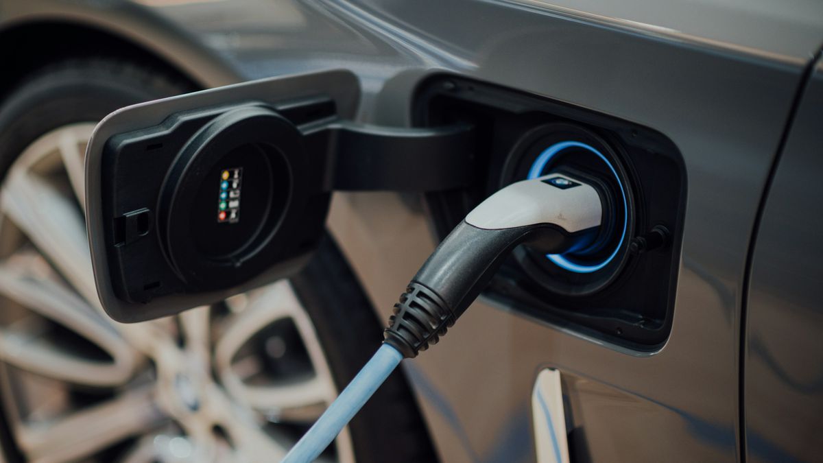 Carro elétrico emite 2,5 vezes mais CO₂ do que veículo movido a biocombustível