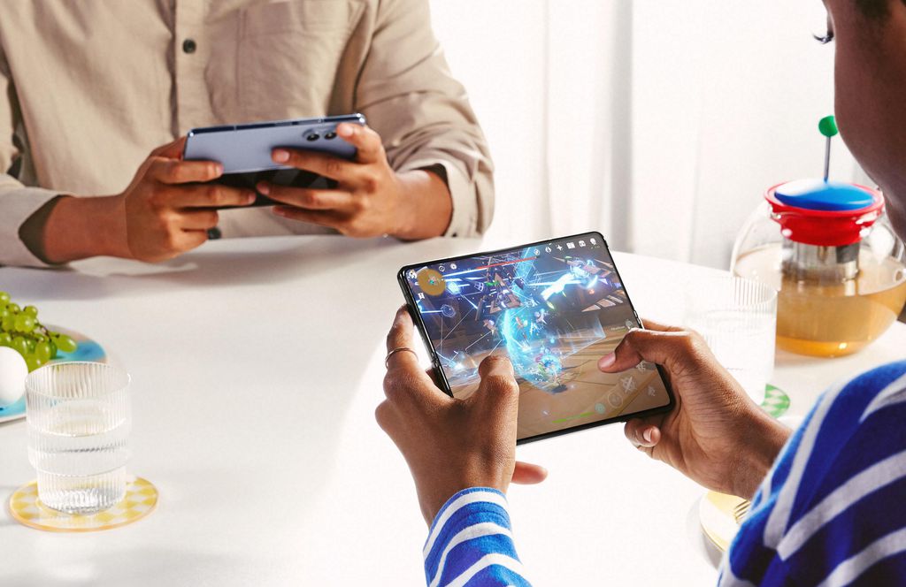 Galaxy Z Fold 6 deve ganhar tela externa mais larga para conforto extra durante uso do smartphone fechado (Imagem: Divulgação/Samsung)