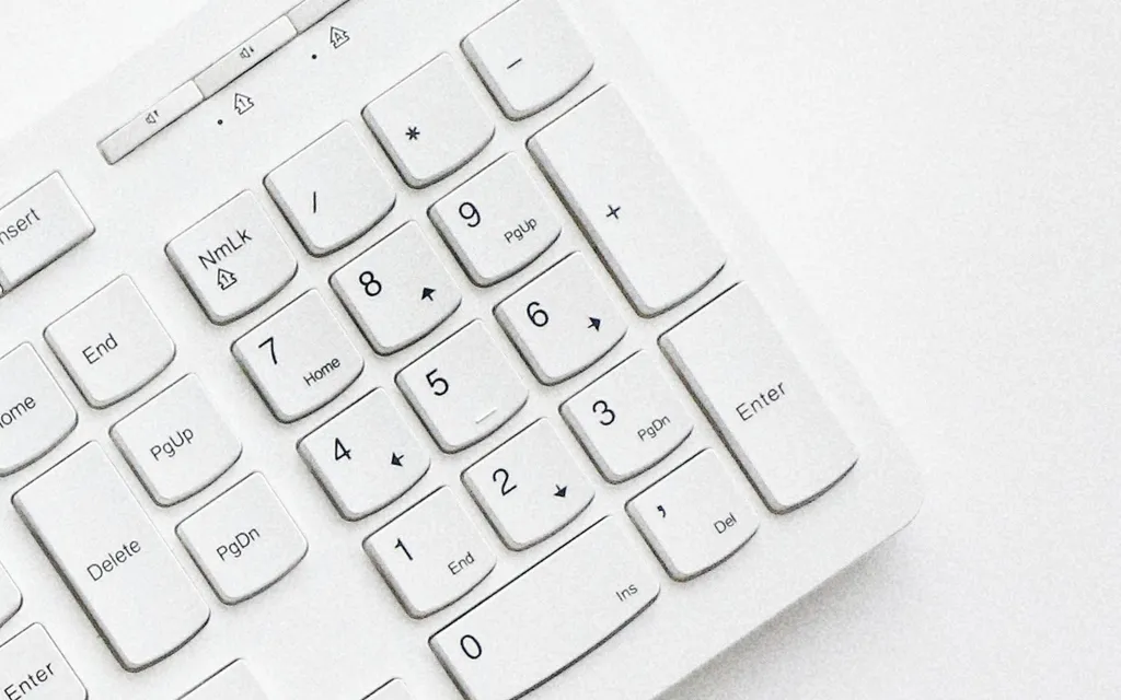 A função da tecla Num Lock do teclado é travar números na parte direita do acessório (Imagem: Olena Sergienko/Unsplash)