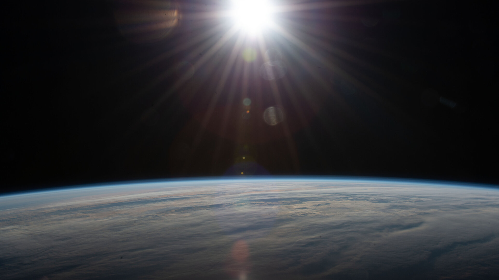 Sol e Terra vistos da Estação Espacial Internacional em maio de 2020 (Imagem: Reprodução/NASA)