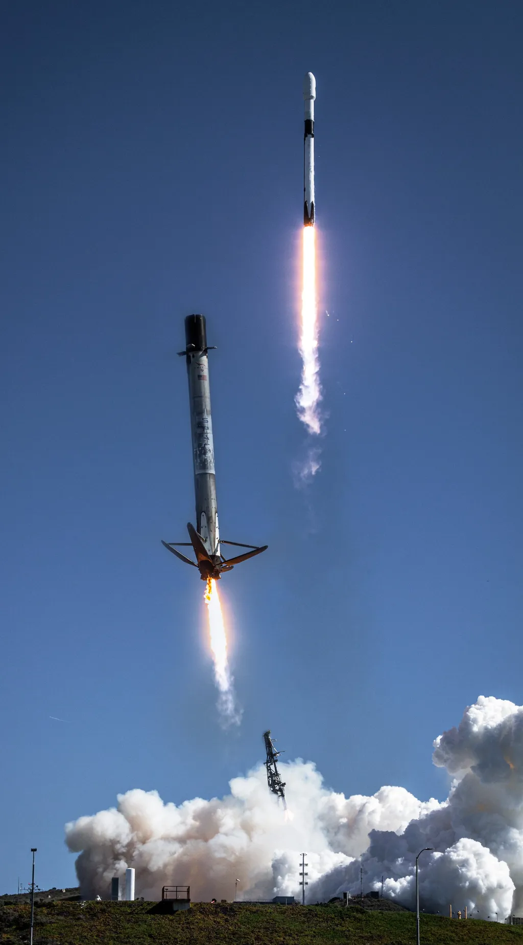 Booster do Falcon 9 pousando em em solo após atingir a órbita (Imagem: Reprodução/SpaceX)